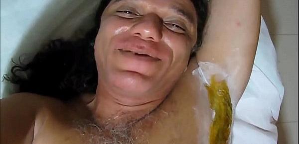  DEPILANDO O CORPO COM CERA QUENTE PARA GRAVAR PORNO COM AS NINFETINHAS NOVINHAS ME LAMBENDO TODO